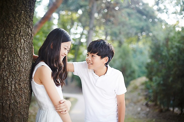 포토 JPG 주간 나무 여학생 여자 남자 남학생 중학생 서기 미소 상반신 야외 두명 앞모습 옆모습 10대 기댐 다정 한국인 수줍음 여중생 나무기둥 설레임 손짚기 십대만 남중생 국내포토 자연요소 식물 학생 감정 뷰포인트 컨셉 모션 청소년 표정 사람 동양인 손짓 파일형식