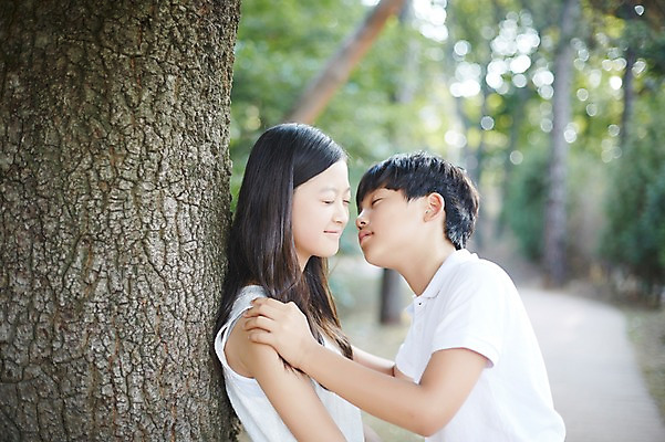 포토 JPG 주간 나무 여학생 여자 남자 남학생 중학생 키스 서기 상반신 야외 두명 옆모습 10대 눈감음 기댐 다정 한국인 수줍음 여중생 나무기둥 설레임 십대만 남중생 국내포토 자연요소 식물 학생 감정 뷰포인트 컨셉 모션 청소년 사람 동양인 애정표현 파일형식