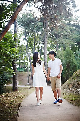 포토 JPG 주간 전신 여학생 여자 남자 남학생 중학생 야외 두명 앞모습 10대 마주보기 걷기 손잡기 산책로 한국인 여중생 십대만 남중생 국내포토 자연요소 학생 길 뷰포인트 모션 청소년 사람 동양인 파일형식