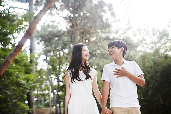 포토 JPG 주간 여학생 여자 남자 남학생 중학생 미소 상반신 야외 두명 앞모습 10대 마주보기 걷기 손잡기 다정 한국인 수줍음 여중생 설레임 십대만 남중생 국내포토 자연요소 학생 감정 뷰포인트 컨셉 모션 청소년 표정 사람 동양인 파일형식