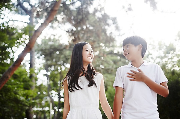 포토 JPG 주간 여학생 여자 남자 남학생 중학생 미소 상반신 야외 두명 앞모습 10대 마주보기 걷기 손잡기 다정 한국인 수줍음 여중생 설레임 십대만 남중생 국내포토 자연요소 학생 감정 뷰포인트 컨셉 모션 청소년 표정 사람 동양인 파일형식