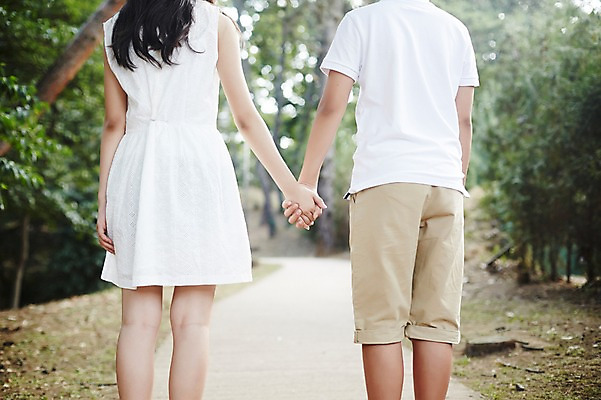 포토 JPG 주간 여학생 여자 남자 남학생 중학생 서기 상반신 야외 두명 뒷모습 10대 손잡기 산책로 한국인 여중생 십대만 남중생 국내포토 자연요소 학생 길 뷰포인트 모션 청소년 사람 동양인 파일형식