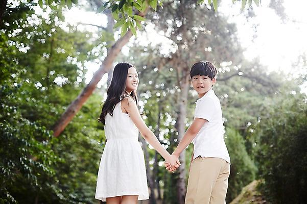 포토 JPG 주간 여학생 여자 남자 남학생 중학생 서기 미소 상반신 야외 두명 뒷모습 10대 손잡기 다정 한국인 뒤돌아보기 수줍음 여중생 설레임 십대만 남중생 국내포토 자연요소 학생 감정 뷰포인트 컨셉 모션 청소년 표정 사람 동양인 파일형식