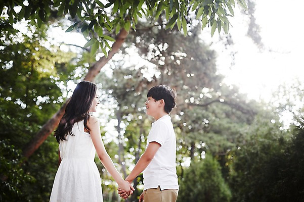 포토 JPG 주간 여학생 여자 남자 남학생 중학생 서기 상반신 야외 두명 옆모습 뒷모습 10대 마주보기 손잡기 다정 한국인 수줍음 여중생 설레임 십대만 남중생 국내포토 자연요소 학생 감정 뷰포인트 컨셉 모션 청소년 사람 동양인 파일형식