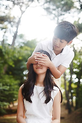 포토 JPG 주간 여학생 여자 남자 남학생 장난 중학생 서기 앉기 상반신 야외 두명 앞모습 10대 다정 한국인 눈가림 수줍음 여중생 설레임 십대만 남중생 국내포토 자연요소 학생 감정 뷰포인트 컨셉 모션 청소년 사람 동양인 가림 파일형식