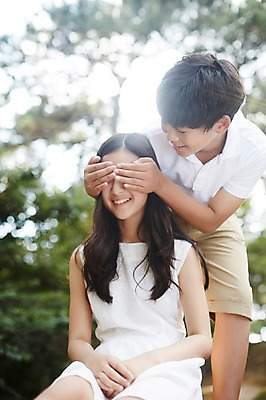 포토 JPG 주간 여학생 여자 남자 남학생 장난 중학생 서기 미소 앉기 상반신 야외 두명 앞모습 10대 다정 한국인 눈가림 수줍음 여중생 설레임 십대만 남중생 국내포토 자연요소 학생 감정 뷰포인트 컨셉 모션 청소년 표정 사람 동양인 가림 파일형식