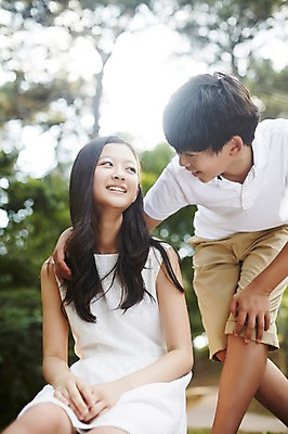 포토 JPG 주간 여학생 여자 남자 남학생 중학생 서기 앉기 상반신 야외 두명 앞모습 10대 마주보기 다정 한국인 수줍음 여중생 설레임 십대만 남중생 국내포토 자연요소 학생 감정 뷰포인트 컨셉 모션 청소년 사람 동양인 파일형식