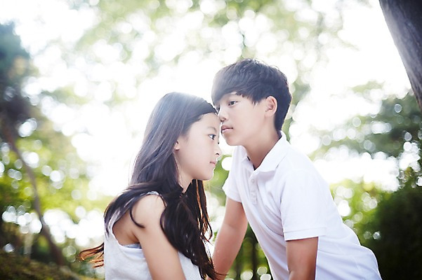 포토 JPG 주간 여학생 여자 남자 남학생 중학생 상반신 야외 두명 옆모습 아웃포커스 10대 다정 한국인 수줍음 여중생 설레임 십대만 남중생 국내포토 자연요소 학생 감정 뷰포인트 컨셉 청소년 촬영기법 사람 동양인 파일형식