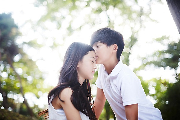 포토 JPG 주간 여학생 여자 남자 남학생 중학생 키스 상반신 야외 두명 옆모습 아웃포커스 10대 눈감음 다정 한국인 수줍음 여중생 설레임 십대만 남중생 국내포토 자연요소 학생 감정 뷰포인트 컨셉 모션 청소년 촬영기법 사람 동양인 애정표현 파일형식