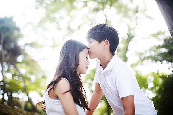 포토 JPG 주간 여학생 여자 남자 남학생 중학생 키스 상반신 야외 두명 옆모습 아웃포커스 10대 눈감음 다정 한국인 수줍음 여중생 설레임 십대만 남중생 국내포토 자연요소 학생 감정 뷰포인트 컨셉 모션 청소년 촬영기법 사람 동양인 애정표현 파일형식