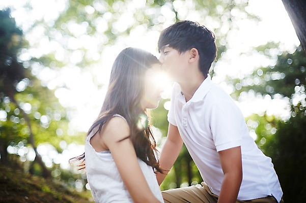 포토 JPG 주간 여학생 여자 남자 남학생 중학생 키스 상반신 야외 두명 옆모습 아웃포커스 10대 햇빛 눈감음 다정 한국인 수줍음 여중생 설레임 십대만 남중생 국내포토 자연요소 학생 감정 뷰포인트 컨셉 모션 청소년 촬영기법 사람 동양인 태양 애정표현 파일형식