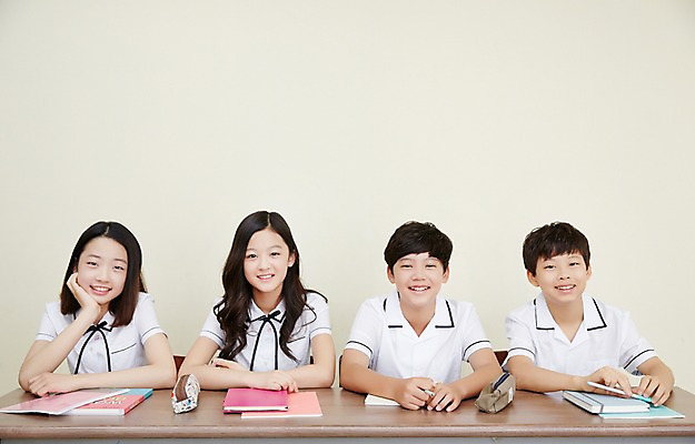포토 JPG 학생 여학생 여자 교육 남자 교복 남학생 교실 중학생 실내 미소 앉기 여러명 상반신 앞모습 10대 책 친구 펜 공책 턱괴기 한국인 책상 여중생 필통 십대만 남중생 국내포토 옷 뷰포인트 가구 다수 학교 관계 모션 청소년 문구용품 학용품 표정 사람 동양인 내부 필기구 파일형식
