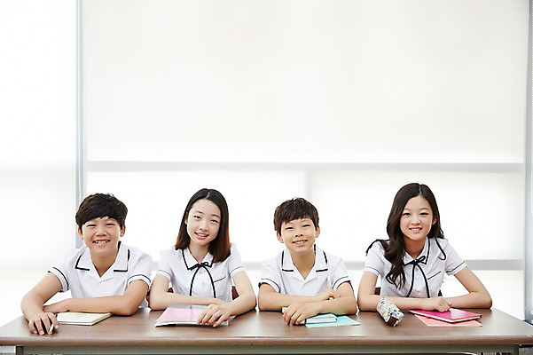 포토 JPG 학생 여학생 여자 교육 남자 교복 남학생 교실 중학생 실내 미소 앉기 여러명 상반신 앞모습 10대 책 친구 공책 한국인 책상 여중생 필통 십대만 남중생 국내포토 옷 뷰포인트 가구 다수 학교 관계 모션 청소년 문구용품 학용품 표정 사람 동양인 내부 파일형식
