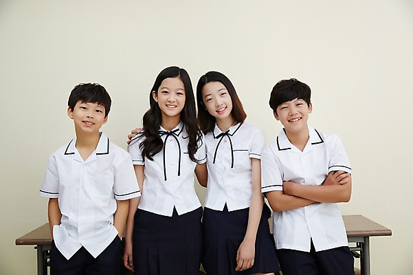 포토 JPG 학생 여학생 여자 남자 교복 남학생 교실 중학생 어깨동무 실내 서기 미소 여러명 상반신 앞모습 10대 친구 팔짱 한국인 여중생 주머니손 십대만 남중생 국내포토 옷 교육 뷰포인트 포즈 다수 학교 관계 모션 청소년 표정 사람 동양인 내부 파일형식