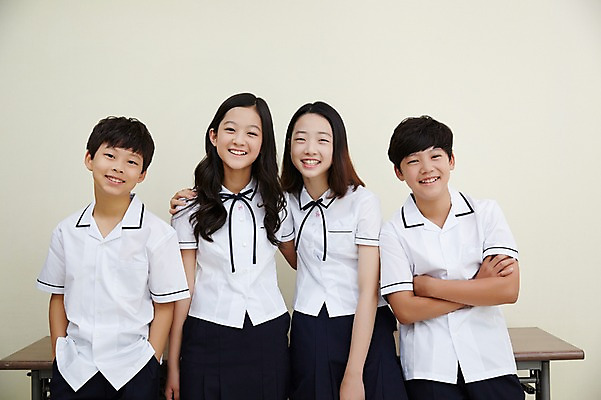 포토 JPG 학생 여학생 여자 남자 교복 남학생 교실 중학생 어깨동무 실내 서기 미소 여러명 상반신 앞모습 10대 친구 팔짱 한국인 여중생 주머니손 십대만 남중생 국내포토 옷 교육 뷰포인트 포즈 다수 학교 관계 모션 청소년 표정 사람 동양인 내부 파일형식