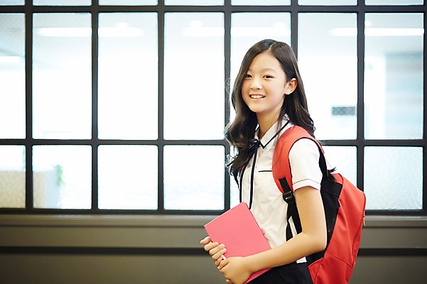 포토 JPG 학생 여자 교육 교복 창문 학교 중학생 책가방 실내 한명 서기 미소 상반신 옆모습 10대 공책 한국인 여중생 여자만 십대여자한명만 국내포토 1 옷 뷰포인트 가방 모션 청소년 문구용품 표정 사람 동양인 내부 여자한명만 십대여자만 파일형식