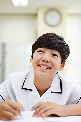 포토 JPG 학생 남자 교복 교실 중학생 실내 한명 미소 상반신 앞모습 10대 펜 한국인 올려보기 기록 남자만 십대남자한명만 남중생 국내포토 1 옷 교육 뷰포인트 학교 모션 청소년 표정 사람 동양인 내부 필기구 남자한명만 십대남자만 파일형식