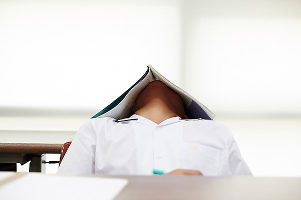 포토 JPG 학생 남자 교복 교실 중학생 실내 피곤 한명 앉기 상반신 앞모습 10대 한국인 잠 지루함 책상 올리기 문제집 얼굴가리기 남자만 십대남자한명만 남중생 국내포토 1 옷 교육 감정 뷰포인트 가구 컨셉 학교 모션 청소년 사람 동양인 내부 책 가림 남자한명만 십대남자만 파일형식