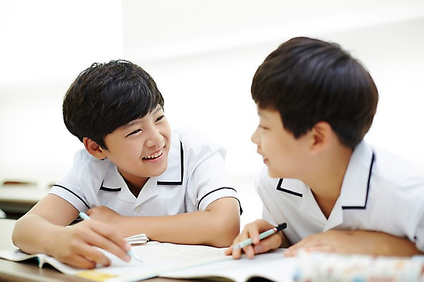 포토 JPG 학생 남자 교복 남학생 교실 중학생 함께함 실내 미소 앉기 상반신 두명 앞모습 10대 친구 펜 마주보기 우정 한국인 책상 문제집 남자만 십대남자만 남중생 국내포토 옷 교육 뷰포인트 가구 컨셉 학교 관계 모션 청소년 표정 사람 동양인 내부 책 필기구 십대만 파일형식