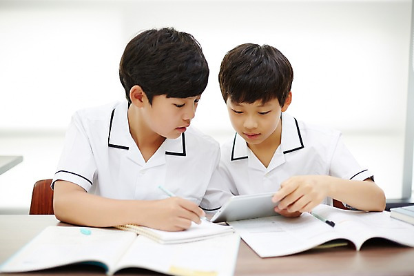 포토 JPG 학생 남자 교복 남학생 교실 중학생 함께함 실내 앉기 상반신 두명 앞모습 10대 친구 태블릿 펜 공책 우정 한국인 웹서핑 책상 문제집 남자만 십대남자만 남중생 국내포토 옷 교육 뷰포인트 가구 컨셉 학교 관계 모션 청소년 문구용품 사람 동양인 내부 책 전자제품 스마트기기 필기구 십대만 파일형식