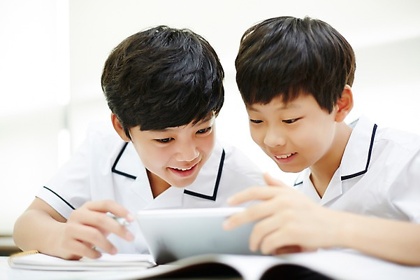 포토 JPG 학생 남자 교복 남학생 교실 중학생 함께함 실내 미소 앉기 상반신 두명 앞모습 10대 친구 태블릿 우정 한국인 웹서핑 책상 남자만 십대남자만 남중생 국내포토 옷 교육 뷰포인트 가구 컨셉 학교 관계 모션 청소년 표정 사람 동양인 내부 전자제품 스마트기기 십대만 파일형식