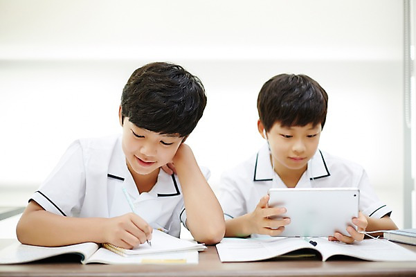 포토 JPG 학생 남자 교복 남학생 이어폰 교실 중학생 함께함 실내 앉기 상반신 두명 앞모습 10대 친구 태블릿 펜 공책 우정 한국인 웹서핑 기록 책상 문제집 남자만 십대남자만 남중생 국내포토 옷 교육 뷰포인트 음향기기 가구 컨셉 학교 관계 모션 청소년 문구용품 사람 동양인 내부 책 전자제품 스마트기기 필기구 십대만 파일형식