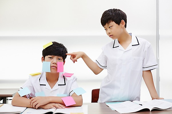 포토 JPG 남자 남학생 교실 중학생 실내 서기 앉기 상반신 두명 앞모습 10대 친구 한국인 슬픔 가리킴 메모지 포스트잇 불만족 시무룩 울상 남자만 십대남자만 남중생 국내포토 학생 교육 감정 뷰포인트 컨셉 학교 관계 모션 청소년 표정 사람 동양인 손짓 내부 사무용품 십대만 파일형식