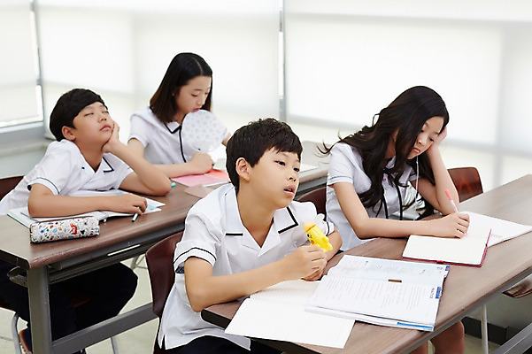 포토 JPG 학생 여학생 여자 남자 교복 남학생 교실 중학생 수업 실내 앉기 여러명 상반신 10대 책 공책 턱괴기 한국인 기록 잠 졸음 더위 지루함 책상 여중생 십대만 남중생 국내포토 옷 교육 감정 가구 다수 학교 모션 청소년 날씨 문구용품 사람 동양인 내부 파일형식
