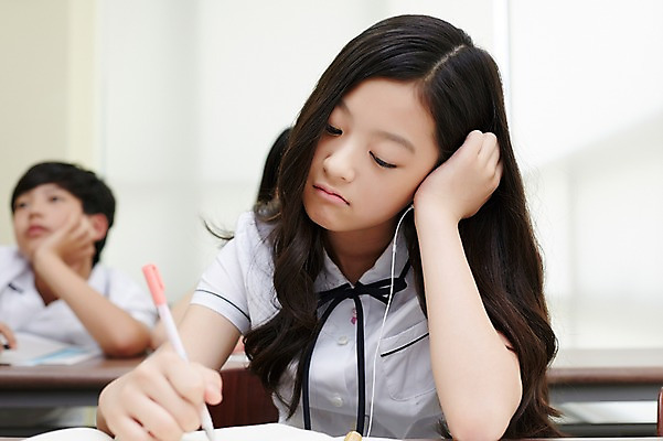 포토 JPG 학생 여학생 여자 남자 교복 남학생 이어폰 교실 중학생 수업 실내 앉기 상반신 두명 앞모습 10대 펜 음악감상 한국인 기록 졸음 지루함 여중생 숨김 십대만 남중생 국내포토 옷 교육 감정 뷰포인트 음향기기 컨셉 학교 모션 청소년 사람 동양인 내부 필기구 감상 파일형식