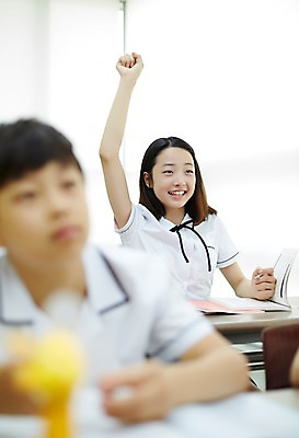 포토 JPG 학생 여학생 여자 남자 교복 남학생 교실 중학생 실내 미소 앉기 상반신 두명 10대 손들기 한국인 발표 여중생 십대만 남중생 국내포토 옷 교육 학교 모션 청소년 표정 사람 동양인 내부 파일형식