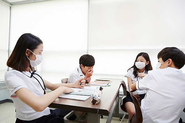 포토 JPG 학생 응시 여학생 여자 교육 남자 교복 남학생 교실 중학생 실내 마스크 앉기 여러명 상반신 앞모습 옆모습 뒷모습 10대 한국인 질병 감기 책상 여중생 입가림 개학 에듀 에듀케이션 피하기 십대만 스쿨팩 남중생 코로나바이러스 국내포토 시선 옷 뷰포인트 가구 다수 의학 학교 모션 청소년 사람 동양인 내부 가림 바이러스 파일형식