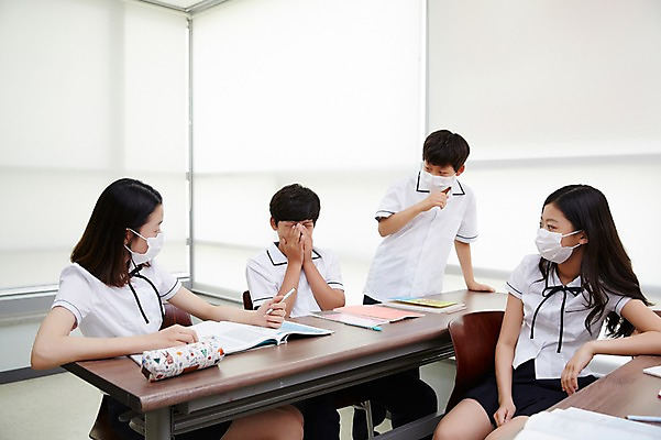 포토 JPG 학생 응시 여학생 여자 교육 남자 교복 남학생 교실 중학생 실내 마스크 서기 앉기 여러명 상반신 앞모습 옆모습 10대 한국인 질병 감기 책상 여중생 개학 에듀 에듀케이션 피하기 십대만 스쿨팩 남중생 코로나바이러스 국내포토 시선 옷 뷰포인트 가구 다수 의학 학교 모션 청소년 사람 동양인 내부 바이러스 파일형식