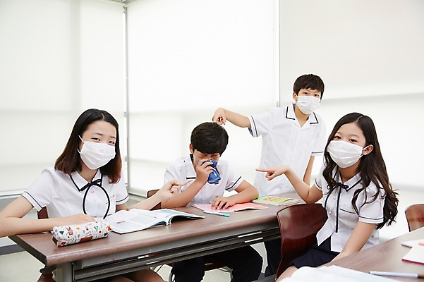 포토 JPG 학생 여학생 여자 교육 남자 교복 남학생 교실 중학생 실내 마스크 앉기 여러명 상반신 앞모습 옆모습 10대 한국인 가리킴 질병 감기 책상 여중생 개학 에듀 에듀케이션 피하기 핸드타올 십대만 스쿨팩 남중생 코로나바이러스 국내포토 옷 뷰포인트 가구 다수 의학 학교 모션 청소년 사람 동양인 손짓 내부 수건 바이러스 파일형식