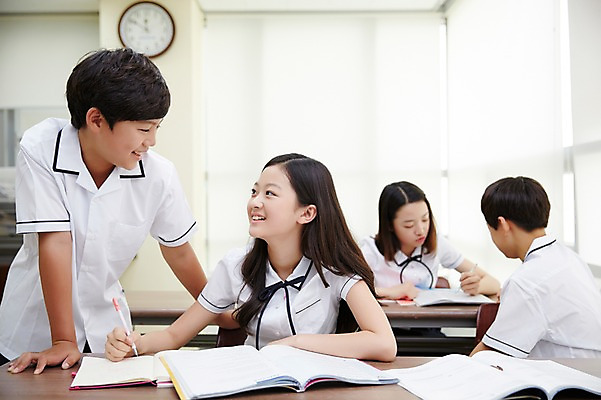 포토 JPG 학생 여학생 여자 남자 교복 남학생 교실 중학생 실내 서기 미소 앉기 여러명 상반신 앞모습 뒷모습 10대 친구 펜 마주보기 공책 한국인 책상 여중생 문제집 십대만 남중생 국내포토 옷 교육 뷰포인트 가구 다수 학교 관계 모션 청소년 문구용품 표정 사람 동양인 내부 책 필기구 파일형식