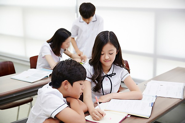 포토 JPG 학생 여학생 여자 남자 교복 남학생 교실 중학생 실내 서기 앉기 여러명 상반신 앞모습 옆모습 10대 친구 펜 공책 한국인 기록 책상 여중생 문제집 십대만 남중생 국내포토 옷 교육 뷰포인트 가구 다수 학교 관계 모션 청소년 문구용품 사람 동양인 내부 책 필기구 파일형식