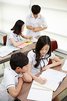 포토 JPG 학생 여학생 여자 남자 교복 남학생 교실 중학생 실내 서기 앉기 여러명 상반신 앞모습 옆모습 10대 친구 펜 공책 한국인 기록 책상 여중생 문제집 십대만 남중생 국내포토 옷 교육 뷰포인트 가구 다수 학교 관계 모션 청소년 문구용품 사람 동양인 내부 책 필기구 파일형식