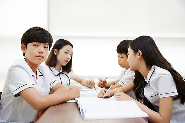 포토 JPG 학생 여학생 여자 남자 교복 남학생 교실 중학생 실내 앉기 여러명 상반신 옆모습 10대 친구 펜 한국인 기록 책상 여중생 마주앉기 문제집 십대만 남중생 국내포토 옷 교육 뷰포인트 가구 다수 학교 관계 모션 청소년 사람 동양인 내부 책 필기구 파일형식