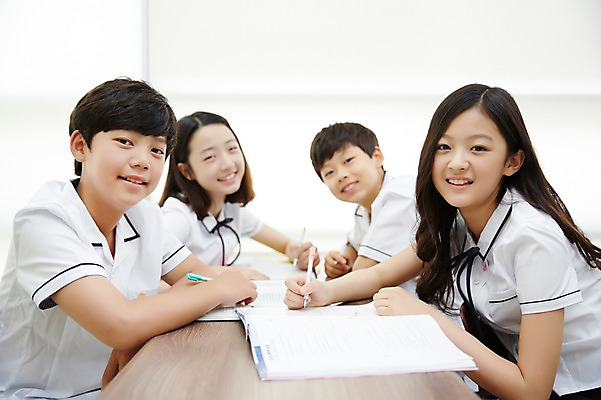 포토 JPG 학생 여학생 여자 남자 교복 남학생 교실 중학생 실내 미소 앉기 여러명 상반신 옆모습 10대 친구 펜 한국인 기록 책상 여중생 마주앉기 문제집 십대만 남중생 국내포토 옷 교육 뷰포인트 가구 다수 학교 관계 모션 청소년 표정 사람 동양인 내부 책 필기구 파일형식