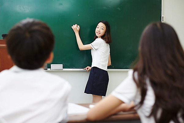 포토 JPG 학생 여학생 여자 남자 교복 남학생 교실 중학생 수업 실내 서기 미소 앉기 상반신 뒷모습 10대 세명 칠판 한국인 기록 뒤돌아보기 여중생 십대만 남중생 국내포토 옷 교육 뷰포인트 학교 모션 청소년 표정 사람 동양인 내부 파일형식