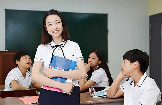 포토 JPG 학생 응시 여학생 여자 교육 남자 교복 남학생 교실 안기 중학생 실내 서기 미소 들기 앉기 여러명 상반신 앞모습 옆모습 10대 턱괴기 한국인 자신감 여중생 문제집 부러움 십대만 남중생 국내포토 시선 옷 감정 뷰포인트 다수 학교 모션 청소년 표정 사람 동양인 내부 책 파일형식