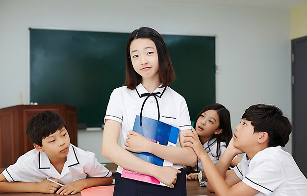 포토 JPG 학생 응시 여학생 여자 교육 남자 교복 남학생 교실 안기 중학생 실내 서기 들기 앉기 여러명 상반신 앞모습 옆모습 10대 한국인 자신감 여중생 문제집 부러움 십대만 남중생 국내포토 시선 옷 감정 뷰포인트 다수 학교 모션 청소년 사람 동양인 내부 책 파일형식