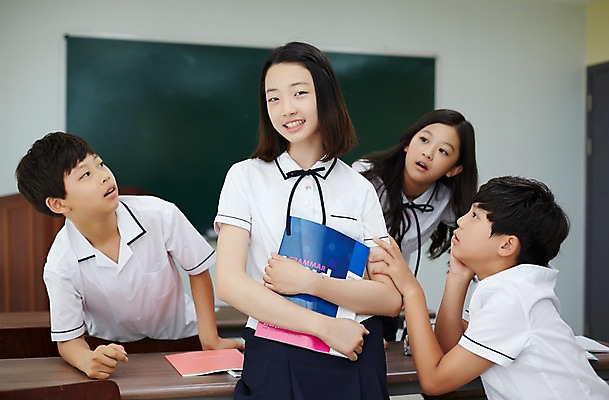 포토 JPG 학생 응시 여학생 여자 교육 남자 교복 남학생 교실 안기 중학생 실내 서기 미소 들기 여러명 상반신 앞모습 옆모습 10대 한국인 자신감 여중생 문제집 부러움 십대만 남중생 국내포토 시선 옷 감정 뷰포인트 다수 학교 모션 청소년 표정 사람 동양인 내부 책 파일형식