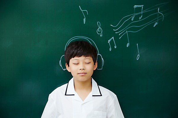 포토 JPG 남자 교복 음표 교실 중학생 실내 한명 상반신 앞모습 10대 눈감음 헤드폰 칠판 음악감상 한국인 그림 오선지 남자만 십대남자한명만 남중생 국내포토 1 학생 기호 옷 교육 음악 뷰포인트 음향기기 학교 모션 청소년 사람 동양인 내부 감상 악보 오선 남자한명만 십대남자만 파일형식