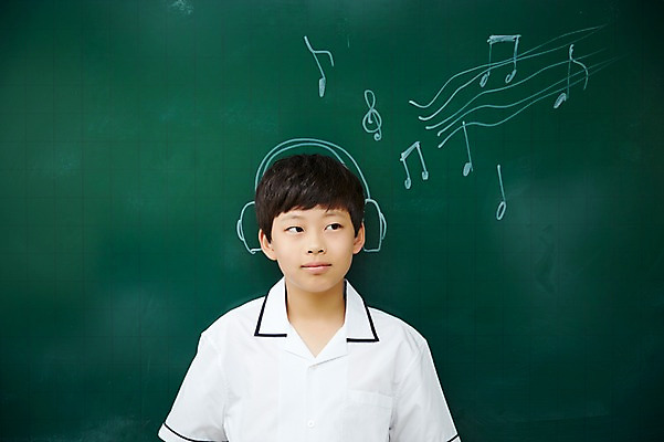 포토 JPG 남자 교복 음표 교실 중학생 실내 한명 상반신 앞모습 10대 헤드폰 칠판 음악감상 한국인 그림 오선지 남자만 십대남자한명만 남중생 국내포토 1 학생 기호 옷 교육 음악 뷰포인트 음향기기 학교 청소년 사람 동양인 내부 감상 악보 오선 남자한명만 십대남자만 파일형식