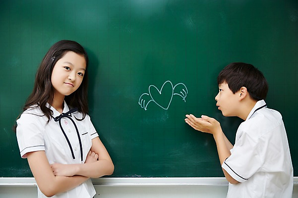 포토 JPG 학생 여학생 여자 남자 교복 남학생 프로포즈 날개 교실 중학생 실내 서기 상반신 두명 옆모습 10대 팔짱 칠판 한국인 하트 불기 여중생 그림 손모으기 십대만 남중생 국내포토 모양 옷 교육 뷰포인트 학교 모션 청소년 사람 동양인 손짓 내부 파일형식