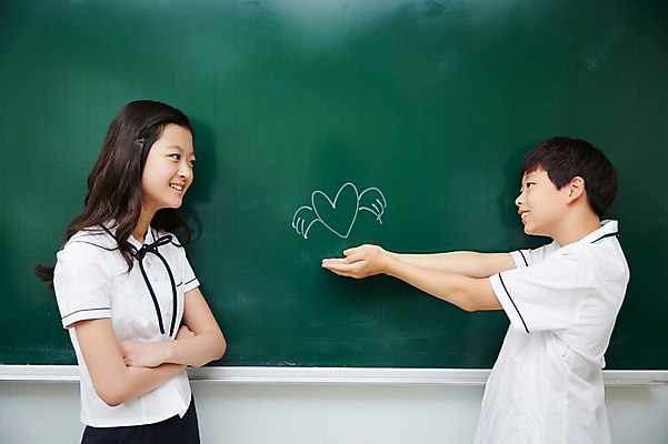 포토 JPG 학생 여학생 여자 남자 교복 남학생 날개 교실 중학생 실내 서기 미소 상반신 두명 옆모습 10대 마주보기 팔짱 칠판 한국인 하트 손내밀기 여중생 그림 손모으기 손뻗기 십대만 남중생 국내포토 모양 옷 교육 뷰포인트 학교 모션 청소년 표정 사람 동양인 손짓 내부 파일형식