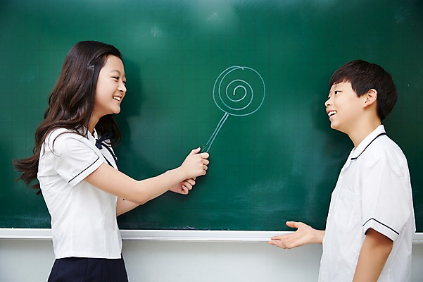 포토 JPG 학생 여학생 여자 남자 교복 남학생 교실 중학생 실내 막대사탕 서기 미소 상반신 두명 옆모습 10대 마주보기 칠판 한국인 주기 여중생 그림 십대만 남중생 국내포토 옷 교육 뷰포인트 학교 모션 청소년 표정 사탕 사람 동양인 내부 파일형식