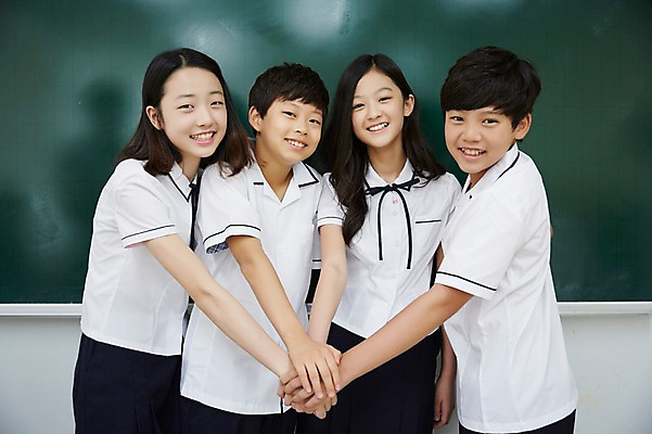 포토 JPG 학생 여학생 여자 남자 교복 남학생 교실 중학생 협력 실내 서기 미소 여러명 상반신 앞모습 옆모습 10대 친구 칠판 한국인 여중생 손모으기 십대만 남중생 국내포토 옷 교육 뷰포인트 다수 학교 관계 모션 청소년 표정 사람 동양인 손짓 내부 파일형식