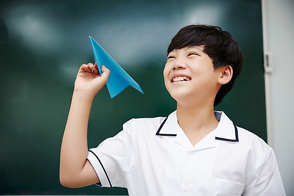 포토 JPG 남자 교실 중학생 실내 한명 상반신 앞모습 10대 칠판 희망 한국인 종이비행기 남자만 십대남자한명만 남중생 국내포토 1 학생 교육 감정 뷰포인트 학교 청소년 사람 동양인 내부 종이접기 남자한명만 십대남자만 파일형식