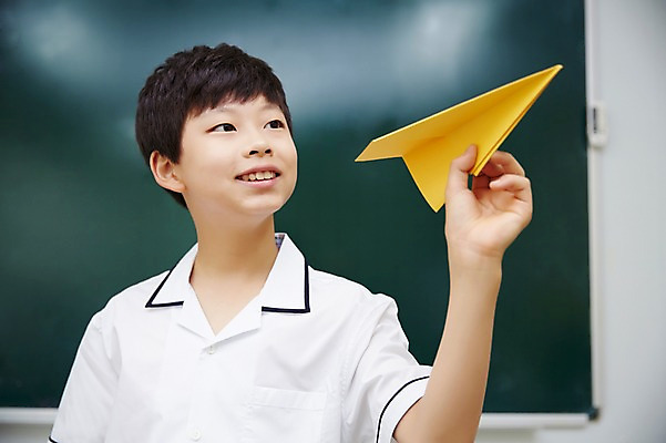 포토 JPG 남자 교실 중학생 실내 한명 상반신 앞모습 10대 칠판 희망 한국인 종이비행기 남자만 십대남자한명만 남중생 국내포토 1 학생 교육 감정 뷰포인트 학교 청소년 사람 동양인 내부 종이접기 남자한명만 십대남자만 파일형식